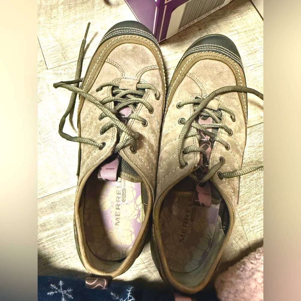 Merrill mimosa leather -Great colors, bold eggplant purple and green